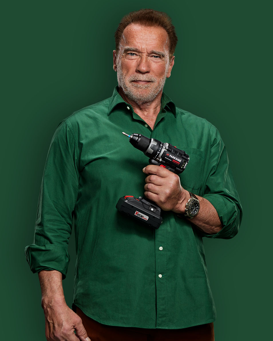 Arnold Schwarzenegger con un trapano Parkside.