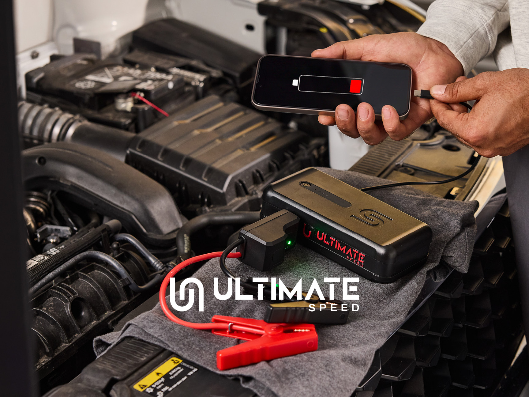 Vista dettagliata: Ultimate Speed Powerbank con funzione di avviamento d'emergenza per auto, utilizzata per ricaricare uno smartphone.