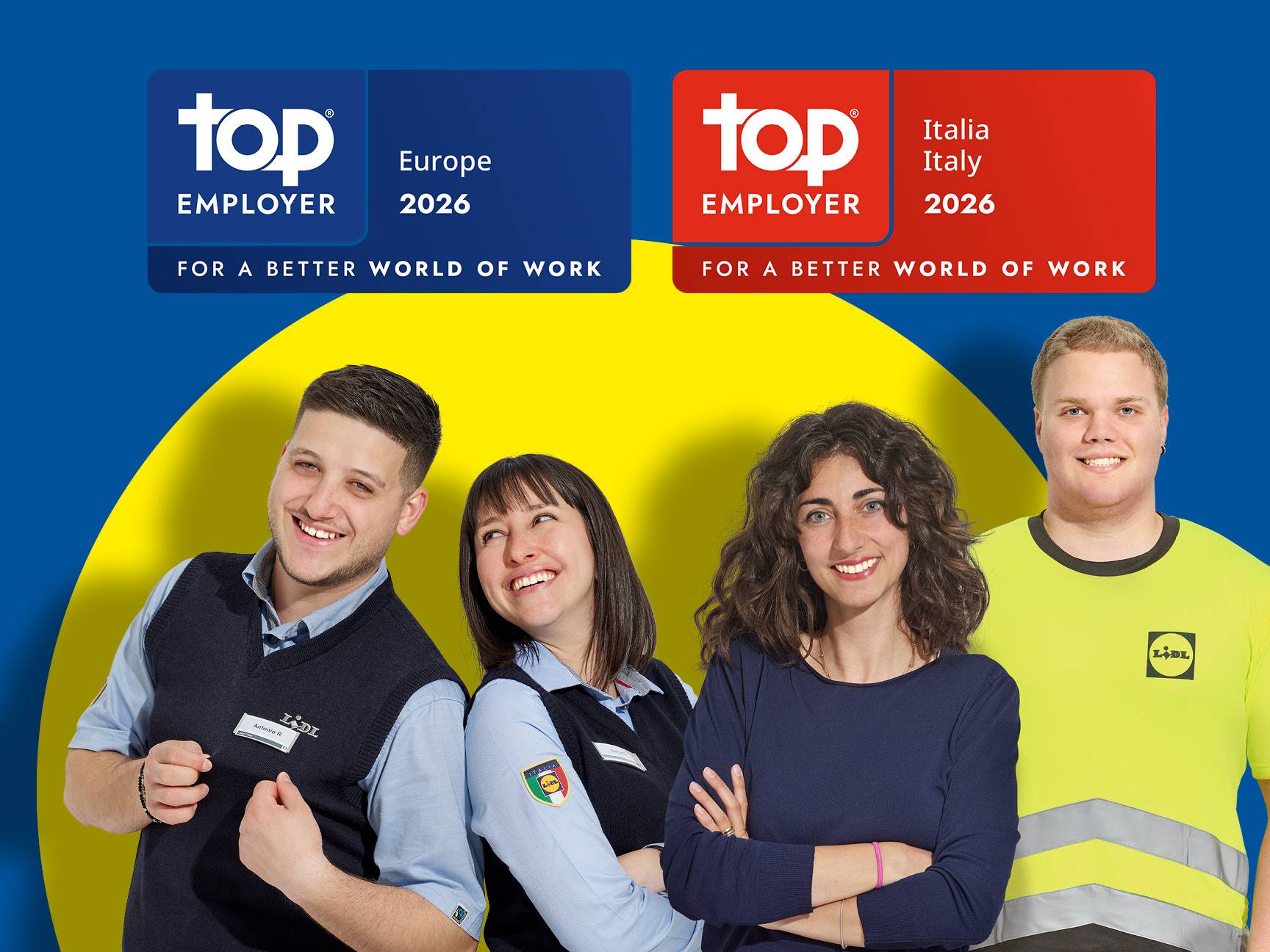 Quattro dipendenti Lidl sorridenti con i riconoscimenti 'Top Employer Europe 2026' e 'Top Employer Italia 2026'.