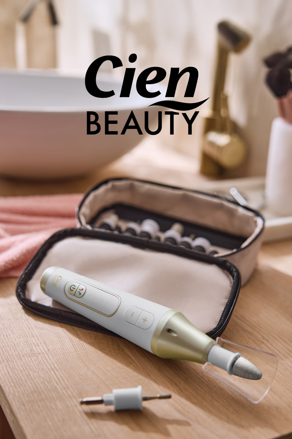 Dispositivo per manicure e pedicure con accessori in una custodia, su un tavolo di legno.