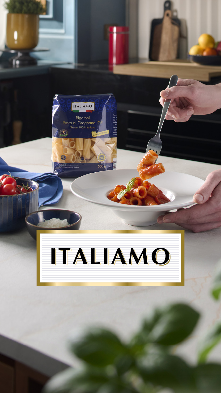 Pasta rigatoni con sugo di pomodoro, servita in un piatto bianco con forchetta.