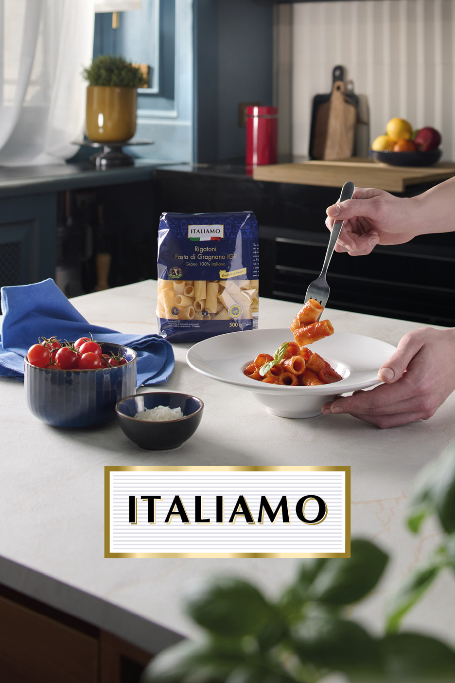 Rigatoni in un piatto con salsa, pomodorini e formaggio, con un pacco di pasta sullo sfondo.