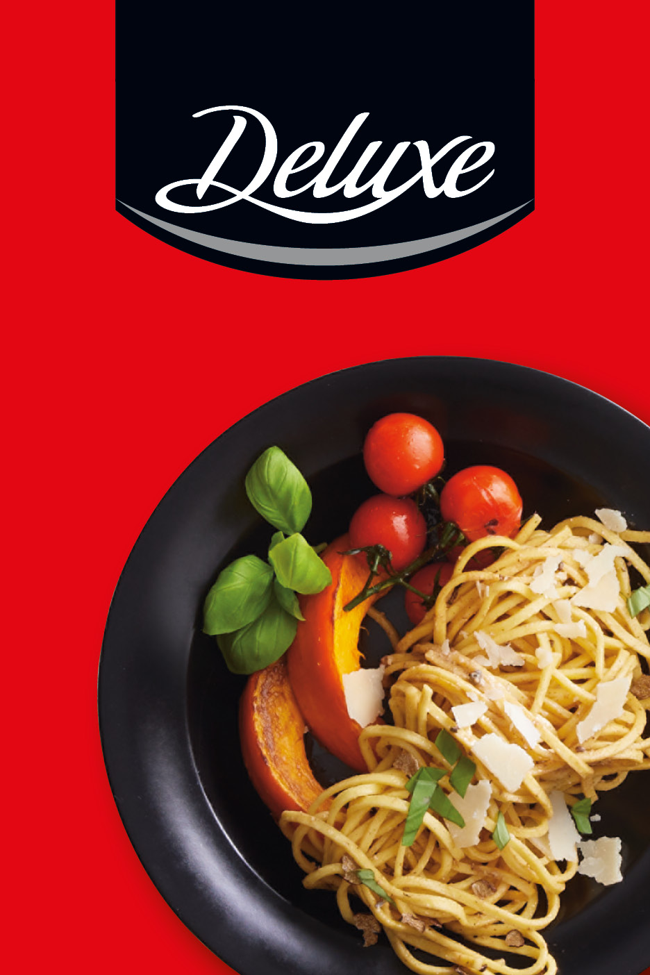 Piatto di pasta Deluxe con zucca, pomodorini e scaglie di formaggio su sfondo rosso.