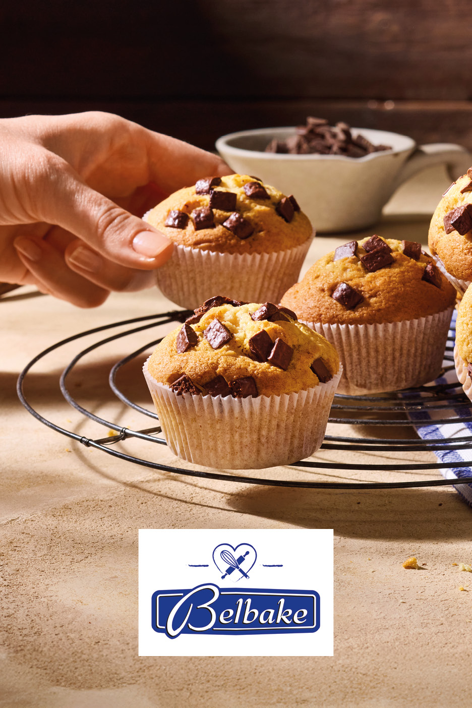 Muffin con gocce di cioccolato su una griglia di raffreddamento.