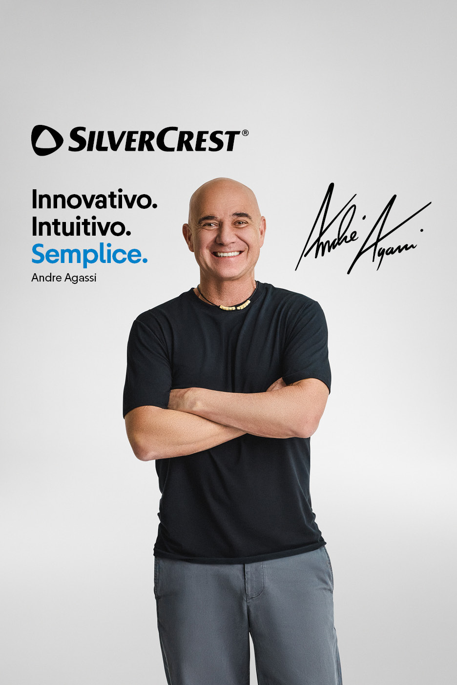 Un uomo sorridente a braccia conserte con testo promozionale in italiano.