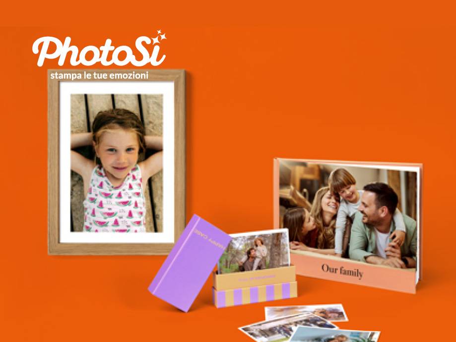 PhotoSì: cornice con foto di bambina, fotolibro di famiglia, scatola con foto.